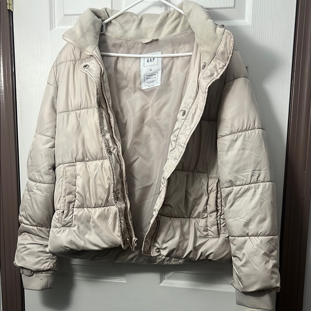 GAP Cream Puffer Jacket with High Collar and Quilted Design